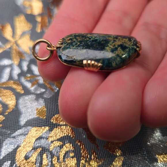 Elegant Ocean Jasper Pendant with 18K Gold – A Natural Beauty - Picture 4 of 7